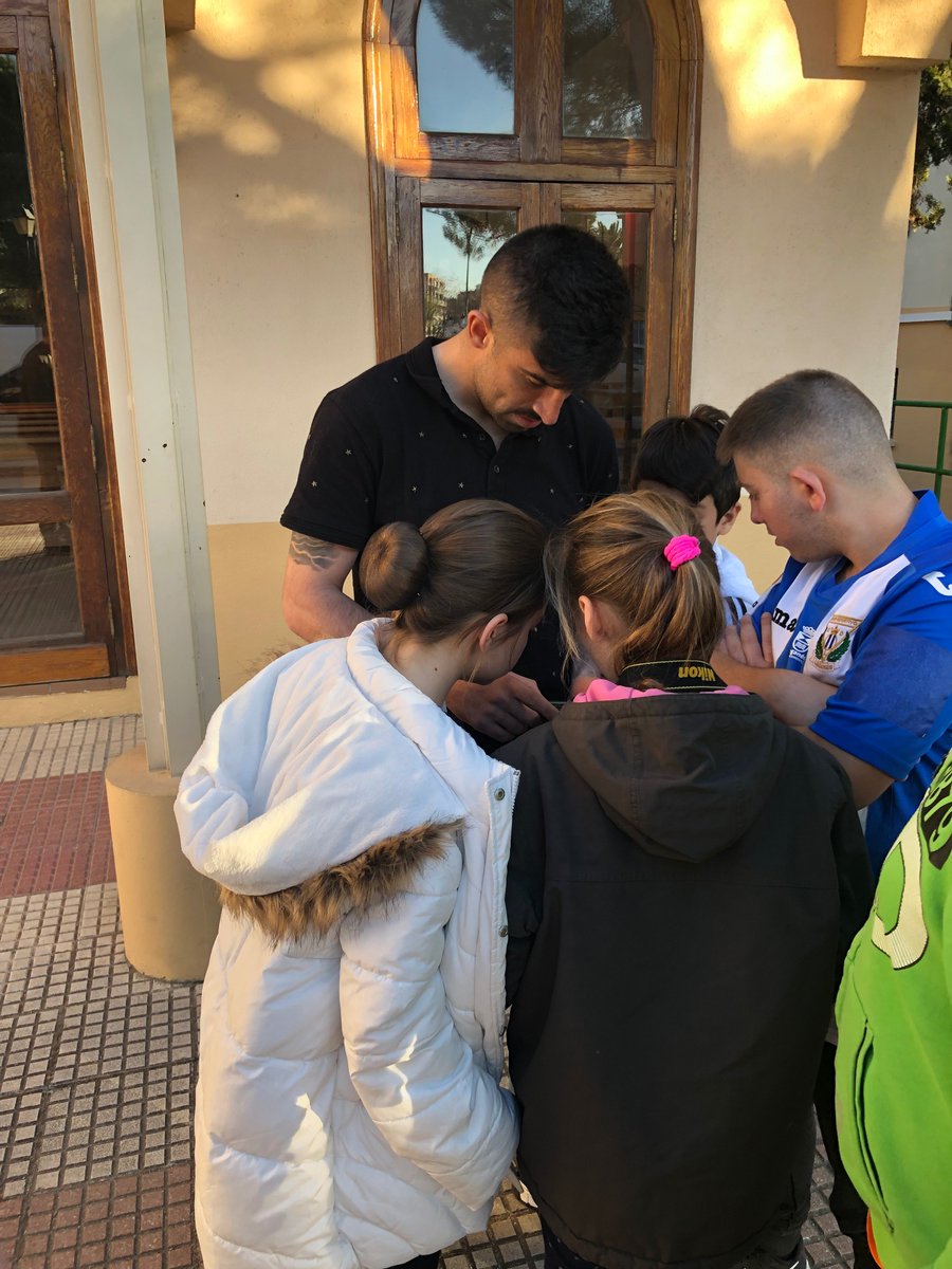 CDLeganes's tweet photo. 🎒SOCIAL I El jugador del C.D. Leganés Michael Santos @pelosantos10 estuvo en la tarde de ayer visitando y pasando un gran rato con los chicos de la @cemu de Leganés. 🏫🧒👧⚽️ https://t.co/DCkMg3wgSU
