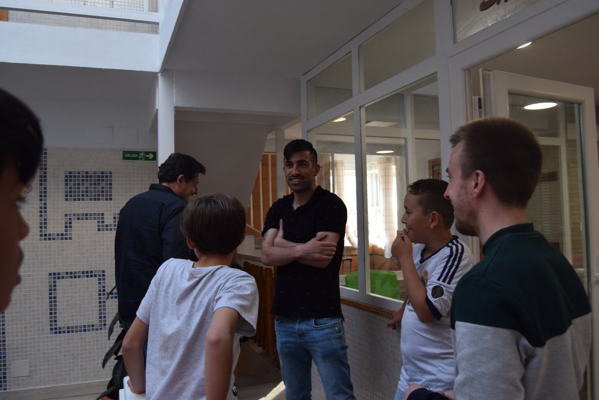 CDLeganes's tweet photo. 🎒SOCIAL I El jugador del C.D. Leganés Michael Santos @pelosantos10 estuvo en la tarde de ayer visitando y pasando un gran rato con los chicos de la @cemu de Leganés. 🏫🧒👧⚽️ https://t.co/DCkMg3wgSU