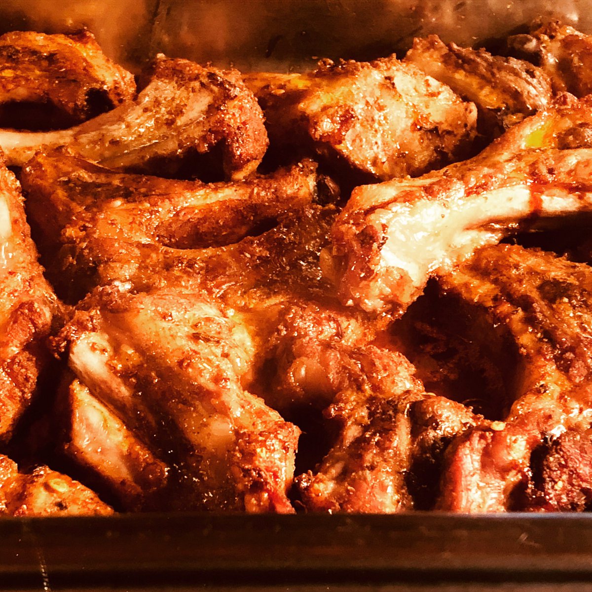 De lekkere dik bevleedse spareribs van Juffrouw Lekkers zijn klaar voor morgen. Lekkers op Locatie; dat wordt smullen.