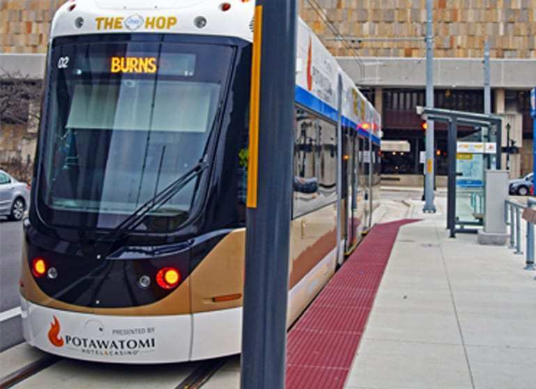 Milwaukee planning to extend streetcar to convention center prior to 2020 DNC biztimes.com/2019/ideas/gov…