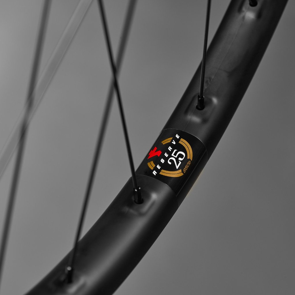 Introducing all new Santa Cruz Reserve 700c and Reserve 650b. ⁣
● 700c x 22mm; 650b x 25mm⁣
● Sapim CX-Ray bladed spokes⁣
● Optimized for ride feel and compliance on rough surfaces⁣
● Available with DT Swiss 350 or Industry 9 Torch Road hubs⁣
santacruzbicycles.com/en-GB/reserve-…