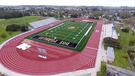 FieldTurf's tweet image. 📍 Goleta, CA

Don Pueblos High School keeps it in the family with a @FieldTurf multipurpose field surrounded by a @BeynonSports water-based BSS 200 track surface. 

The perfect combo 👌

#MakingFastLookGood #TeamFieldTurf