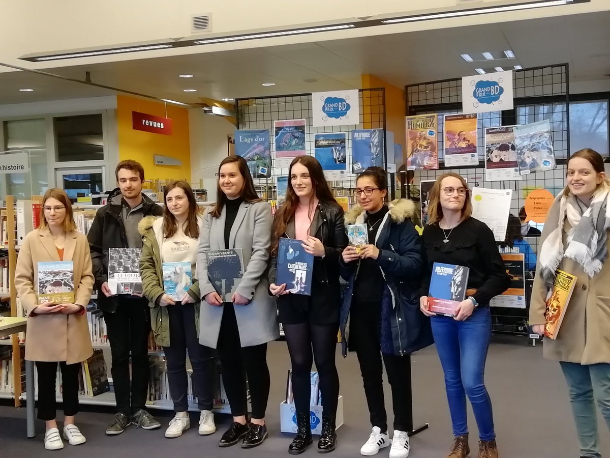 MadiRahada's tweet photo. Remise des prix de LA BD📚 au lycée Bertrand d'Argentré👏aux gagnants(e) qui ont remportés ce prix .Par leurs coup de ❤️de BD parmi toutes la sélection .Et surtout un grand 🙏 aux enseignants qui ont mis en place le projet. @LbaLettres https://t.co/fwAKepE9lQ