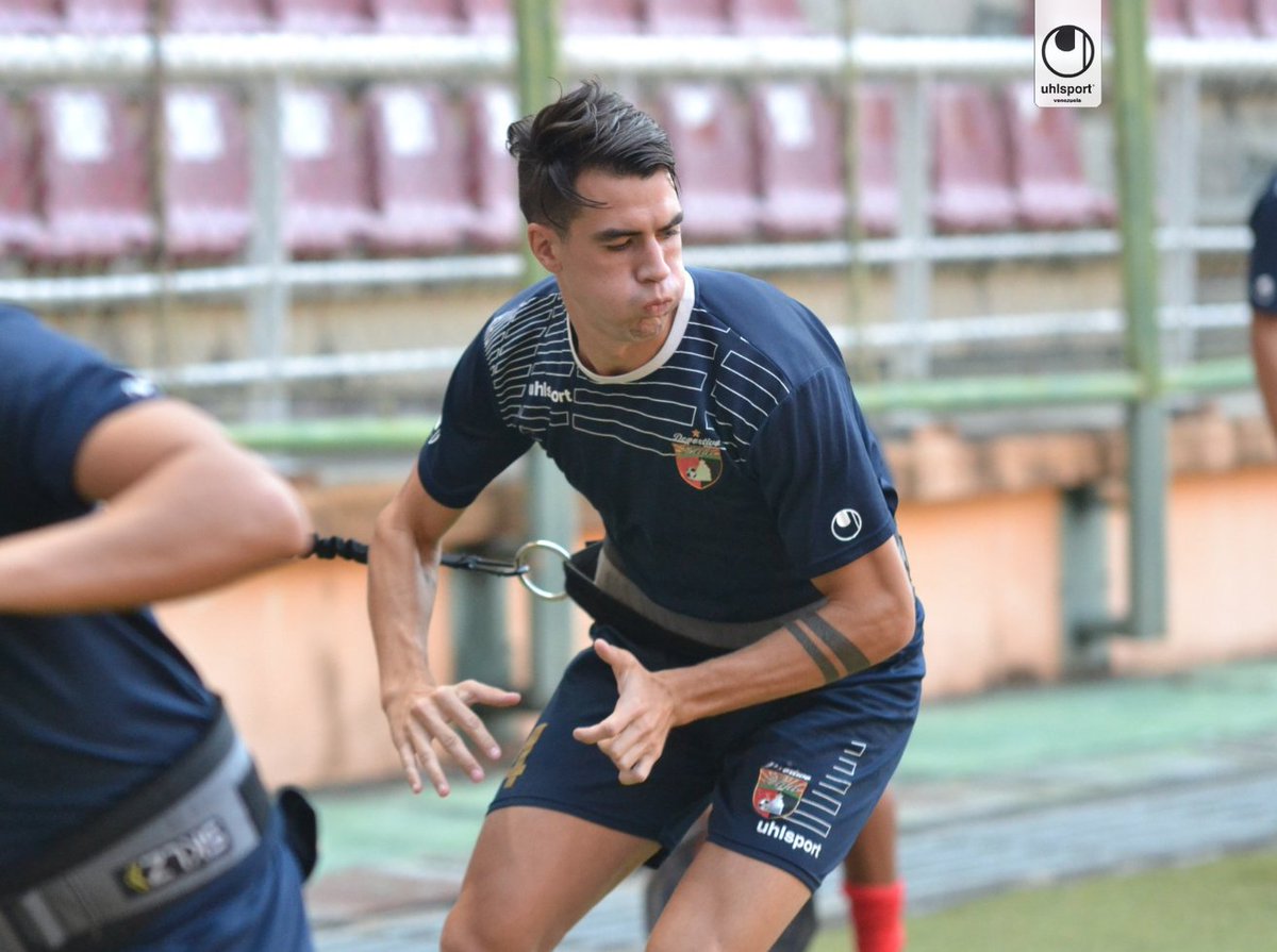 Uhlsport_ve's tweet photo. #PersonajesUhlsport | Gonzalo Di Renzo (@GonzaDiRenzo) es uno de los nuevos refuerzos de nuestro aliado @DeportivoLara para la Copa @Libertadores. El argentino viene de jugar en el @ClubLanus y utiliza nuestra tecnología en todas las etapas de su entrenamiento ¡Usala tú también! https://t.co/3jJZqYgljn