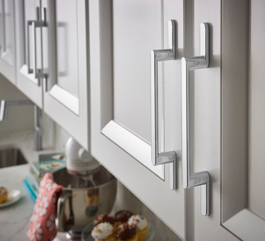 KSSDenver's tweet photo. Atlas Homewares | New 2019 - The Logan Collection’s cabinet pulls is inspired by 1950’s homewares, with squared edges, a thin profile, and feet that may be installed facing in or out. #kssdenver #decorative #hardware #interiordesign #cabinethardware @atlashomewares https://t.co/rR67rsbENP