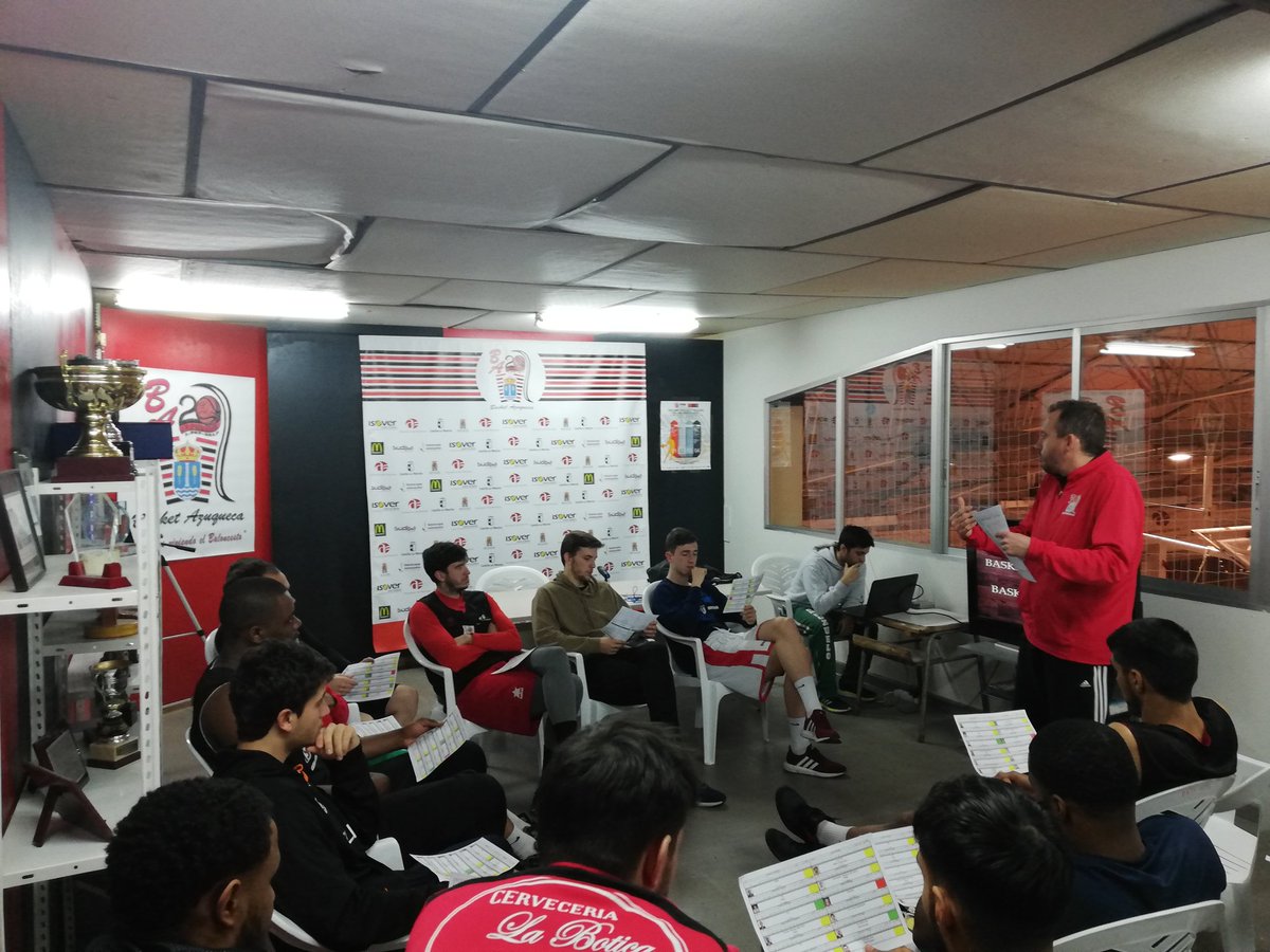 Sesión de vídeo previa al último entrenamiento de la semana antes del <a href="/ISOVERes/">Isover aislamiento</a> <a href="/BasketAzuqueca/">ISOVER BASKET AZUQUECA</a> vs <a href="/BasketNavarra/">Basket Navarra Club</a> del sábado a las 18:15 h. 4ª jornada grupo A1 #LEBPLATA. 
#SomosEquipoDeLEBPlata
#SomosBasketAzuqueca
#SomosDeporteCLM