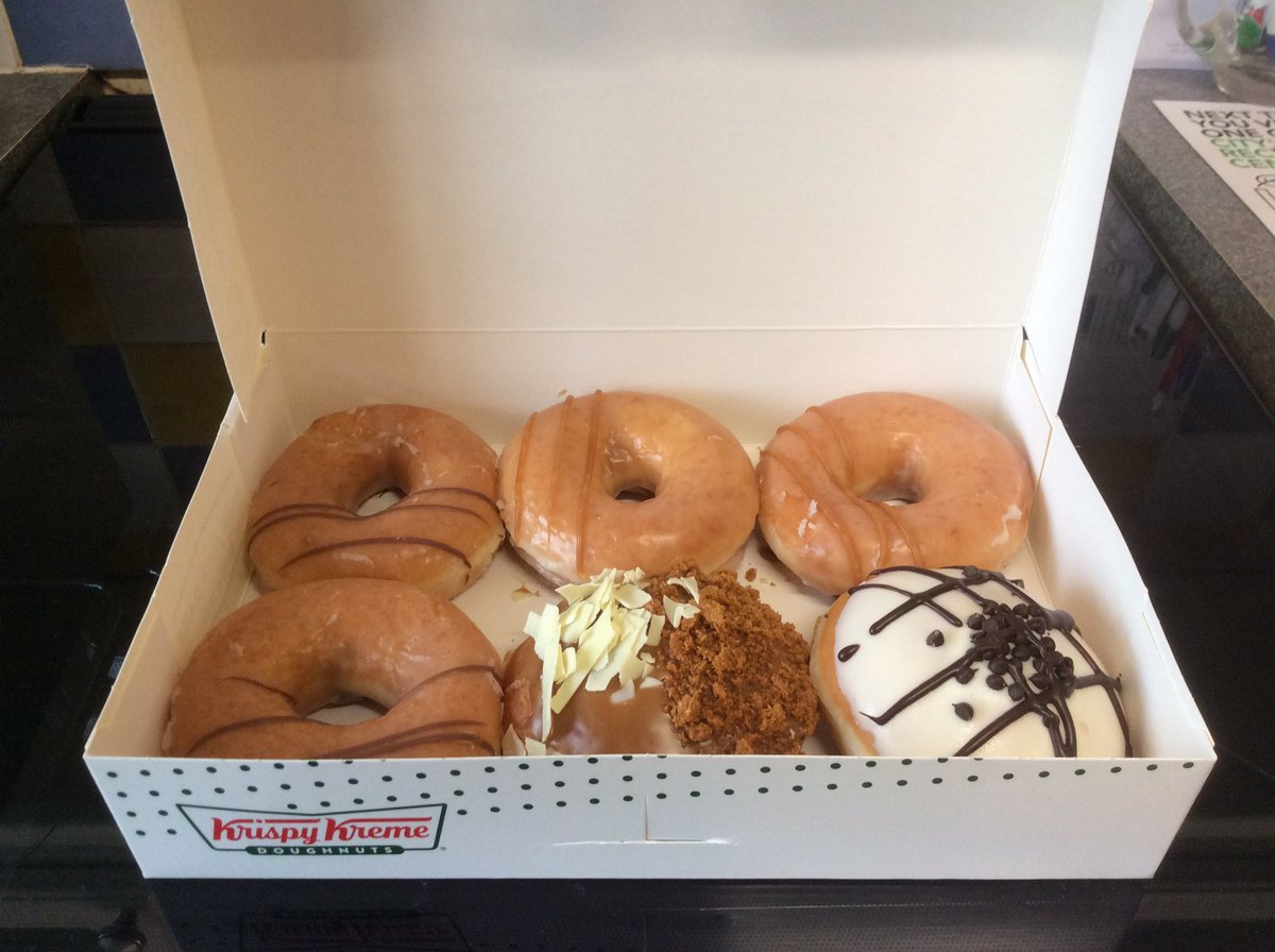 dawnmmusic's tweet photo. Had a great week of healthy eating & then himself rocks up with these today...well it is #PatricksWeekend #AnyExcuse ☘️💚😉#StPatricksDay2019 @krispykremeUK https://t.co/sp7gFLF7DQ