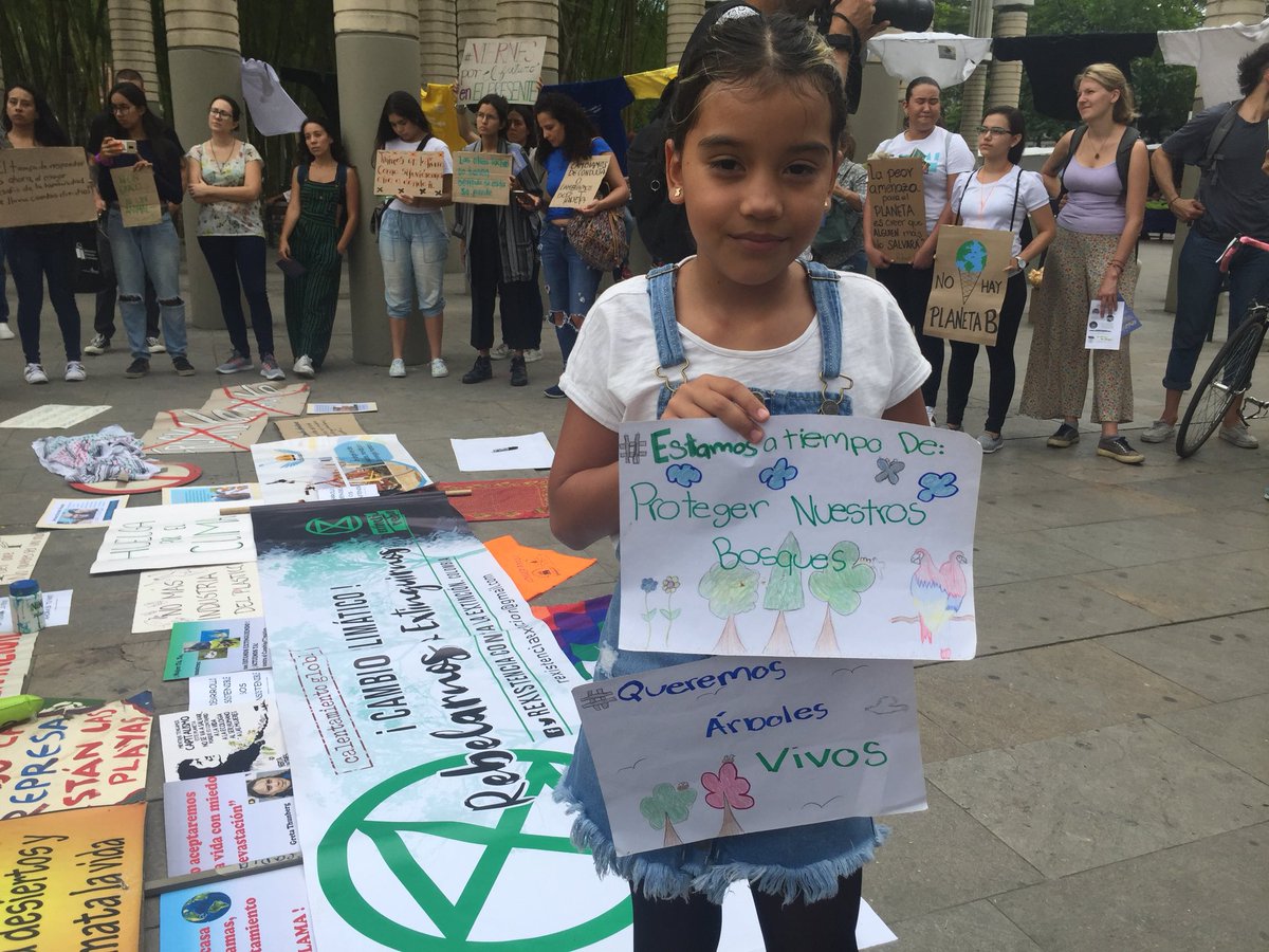 Dejusticia's tweet image. Las dos accionantes de Medellín de la tutela contra el cambio climático que apoyó @Dejusticia acompañan la huelga en la ciudad. Laura y Aymara piden acciones contundentes contra la deforestación. #FridaysForFuture #JusticeForClimate