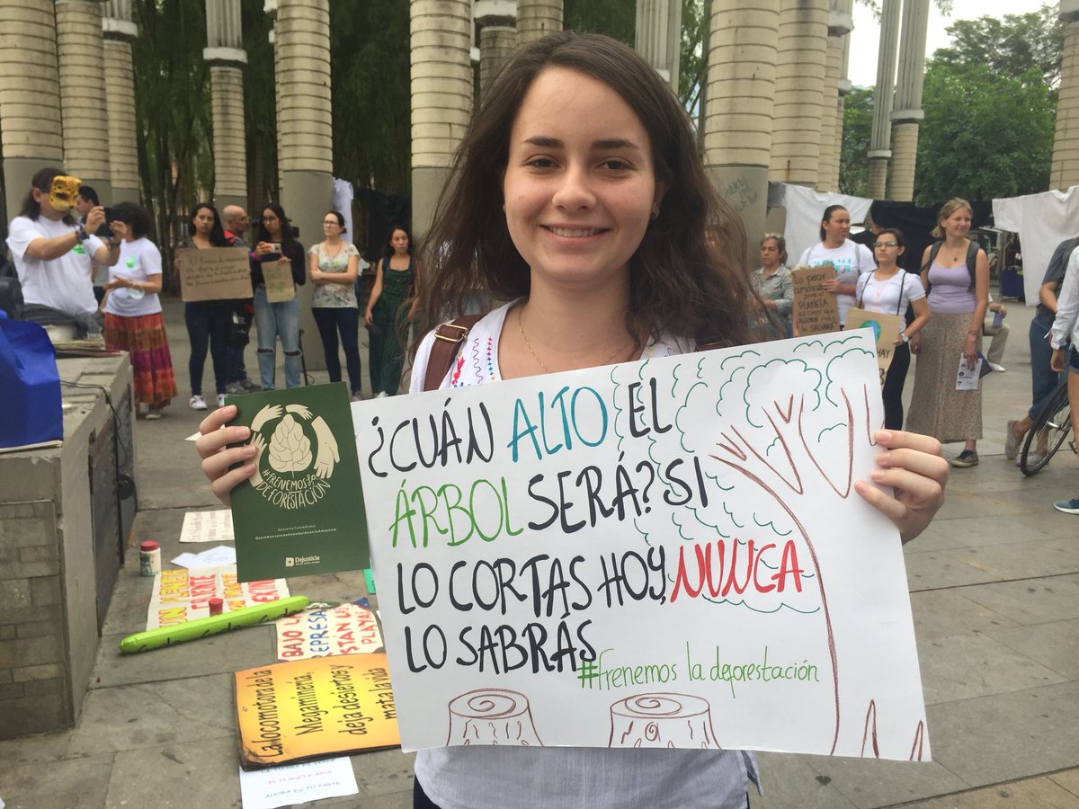 Dejusticia's tweet image. Las dos accionantes de Medellín de la tutela contra el cambio climático que apoyó @Dejusticia acompañan la huelga en la ciudad. Laura y Aymara piden acciones contundentes contra la deforestación. #FridaysForFuture #JusticeForClimate