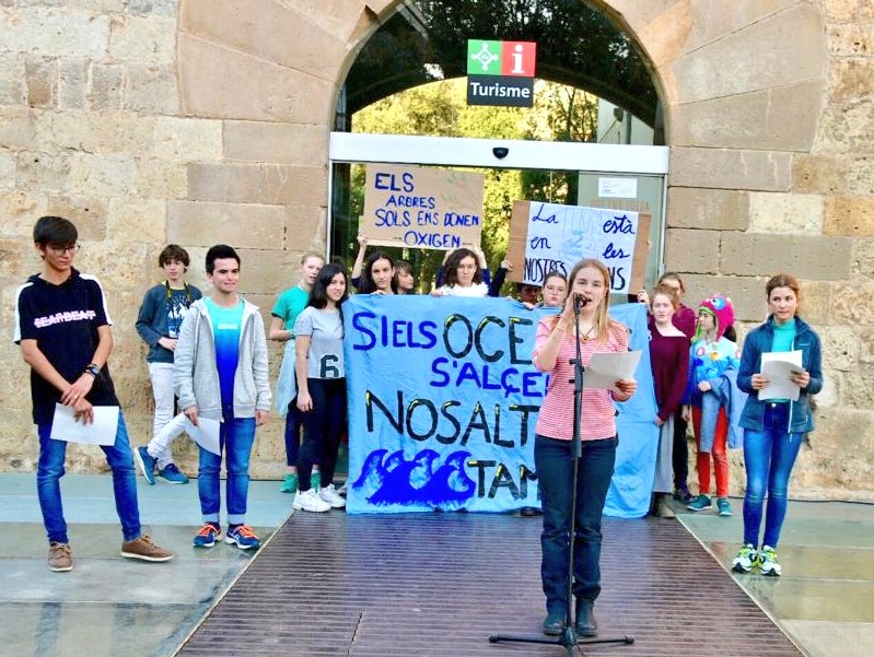CarmelaStC's tweet photo. Nois i noies de #santcugat compromesos amb el #mediambient i contra el canvi climàtic. Avui hem conegut @Fridays4FStC, un moviment universal que reclama un món net i sense contaminació ja. Seguiu-los! https://t.co/1869T5s0uy