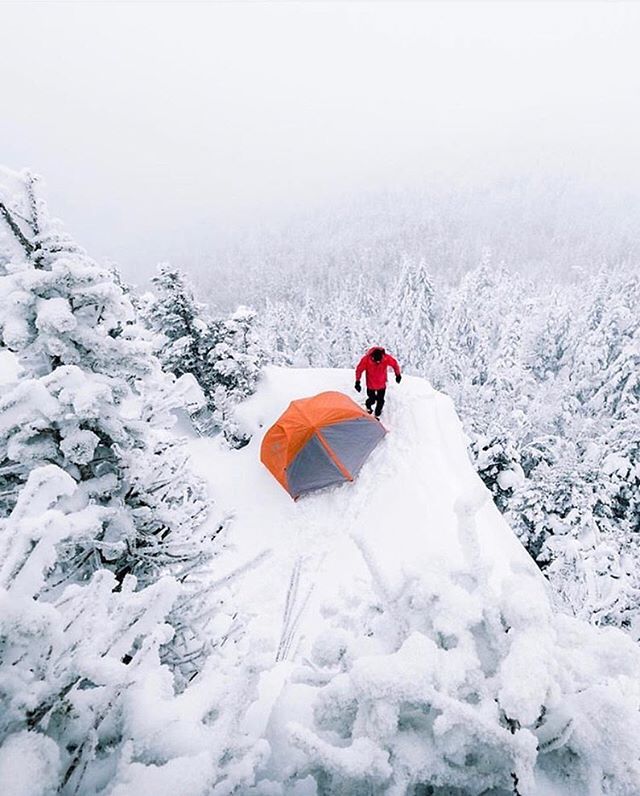 Would you tent it on this snowy mountain? ⁣⠀
Comment: ✔️/✖️⁣⠀
⁣⠀
RG: @eastcoastcreatives ift.tt/2HxktJQ