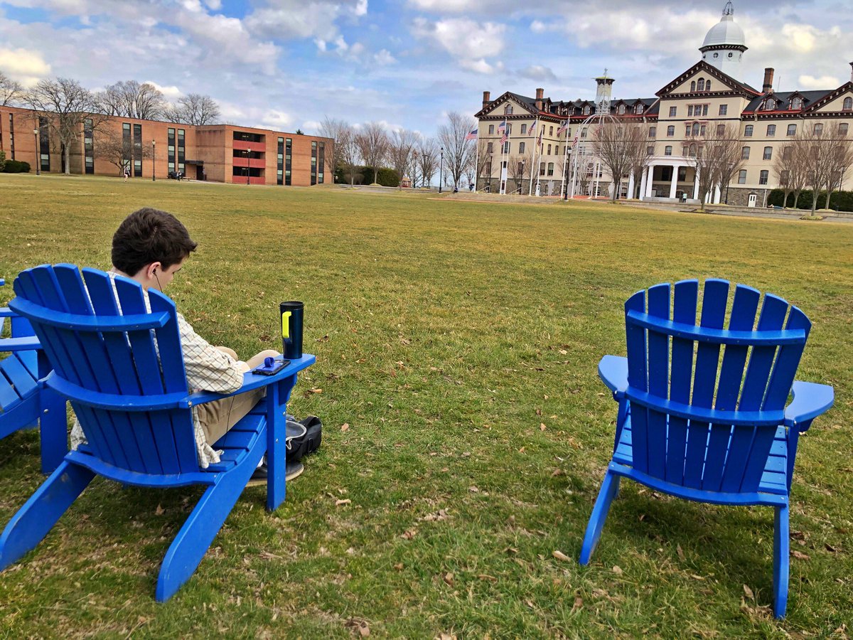 WidenerUniv's tweet image. We absolutely 💙💛 these warm days on campus! Happy Friday!!

#FridayFeeling #FeelsLikeSpring