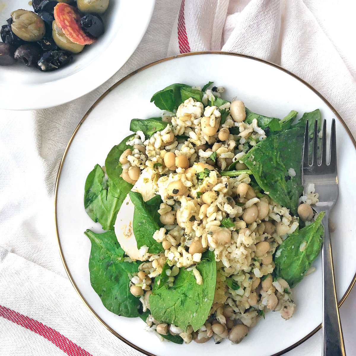 🥘GOOD FOOD = 🤩GOOD MOOD⁣⁣
⁣⁣⁣
This chimichurri chicken dish is out of this 🌎. We cannot thank our kitchen enough for all of the awesome flavors they create each week.⁣⁣ ⁣
⁣⁣⁣