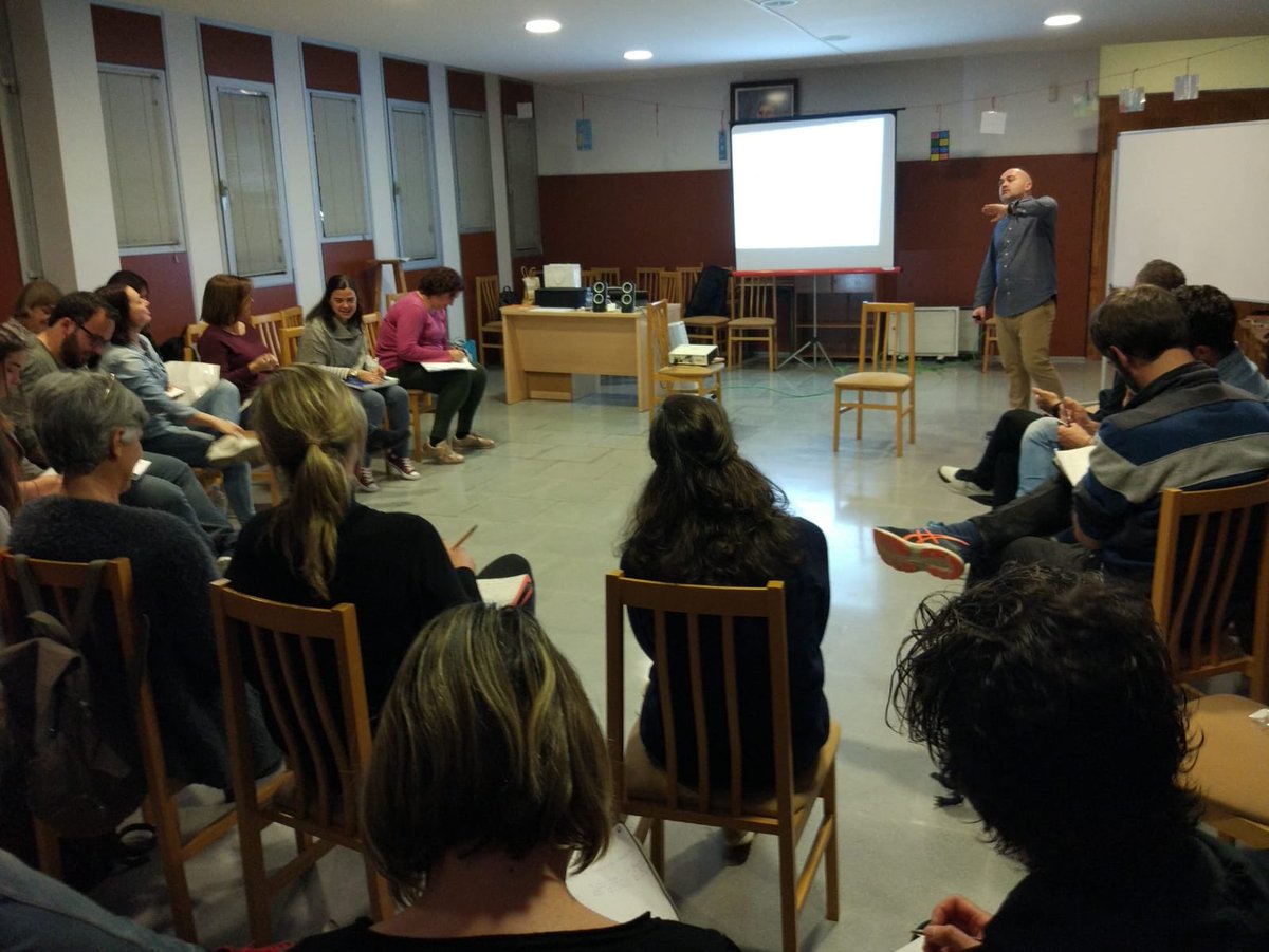“El presente es el lugar más deshabitado del mundo” <a href="/ftobiasmoreno/">Fernando Tobías</a> impartiendo #formación sobre #mindfulness a todo el claustro