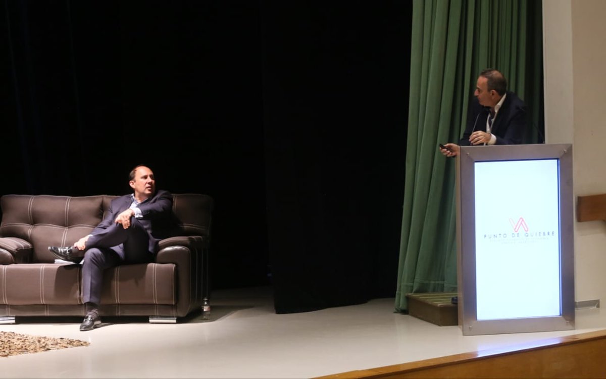EstefanChidiac's tweet photo. Junto a @Fer_Manzanilla, compartimos con estudiantes de @UDLAP la experiencia de colaborar juntos en el gobierno interino de @GuillermoPaP, durante el segundo Congreso de Economía, Banca e Inversiones. #TrabajandoPorPuebla https://t.co/dMN74pEvot