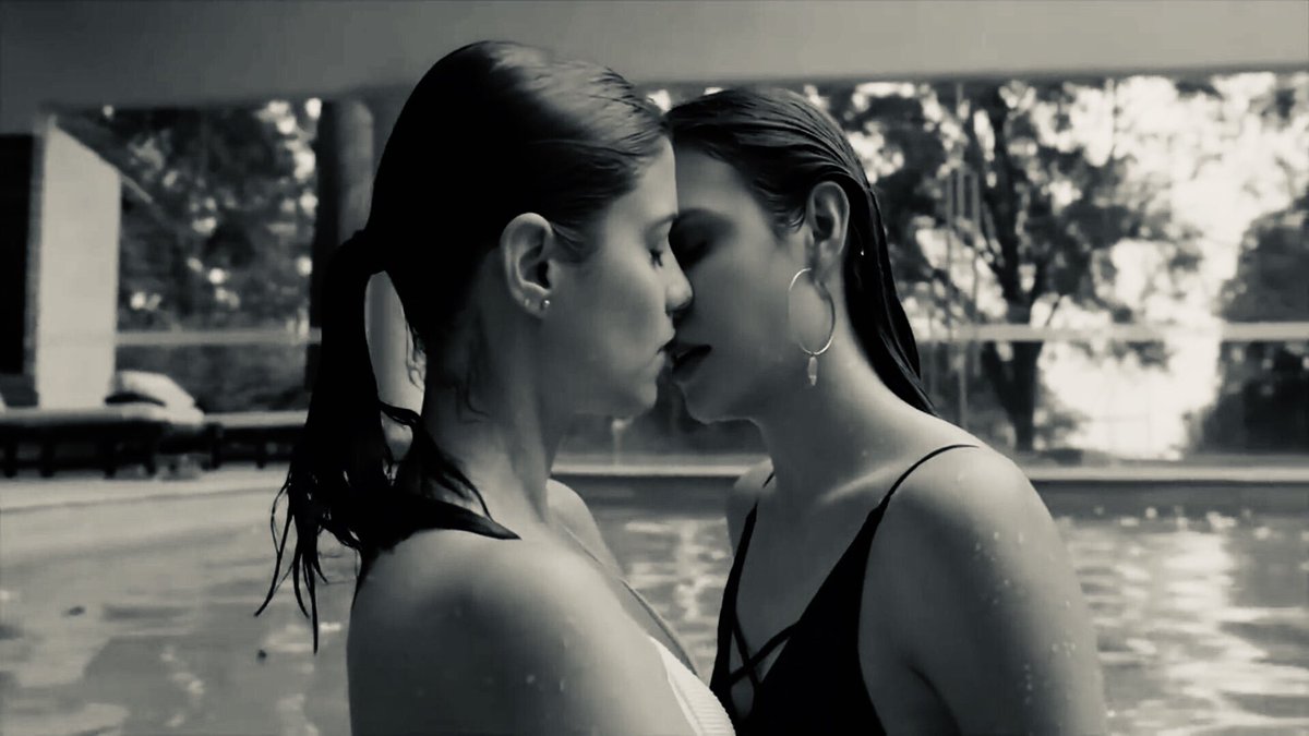 numinous_wander's tweet photo. According to Greek mythology, humans were originally created with four arms, four legs, and a head with two faces. Fearing their power, Zeus split them into two separate beings, condemning them to spend their lives in search of their other halves. #JuliantinaSpinOff #Juliantina https://t.co/jj3ZzF3S0J
