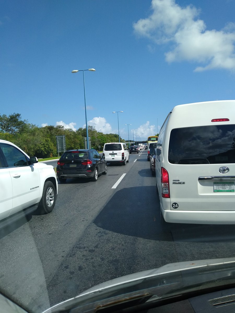 movimientoTOUR's tweet photo. Caos vial desde adentro del @Aeropuerto_CUN 
@ASURMexico gracias al bloqueo de retornos de @LopezMtro en la Colosio !!! @MaraLezama @aguilarosorio pésimo para el turismo! https://t.co/pvzXaiaKfz