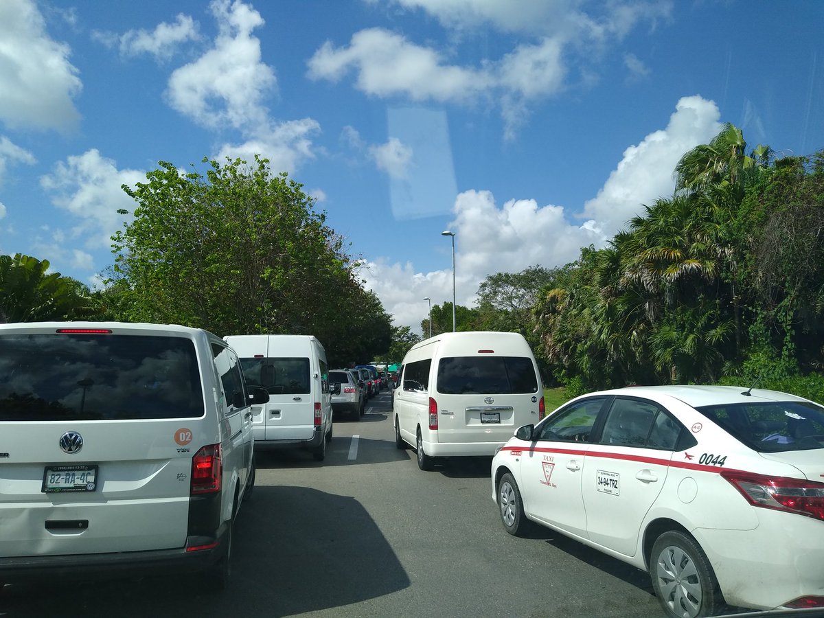 movimientoTOUR's tweet photo. Caos vial desde adentro del @Aeropuerto_CUN 
@ASURMexico gracias al bloqueo de retornos de @LopezMtro en la Colosio !!! @MaraLezama @aguilarosorio pésimo para el turismo! https://t.co/pvzXaiaKfz