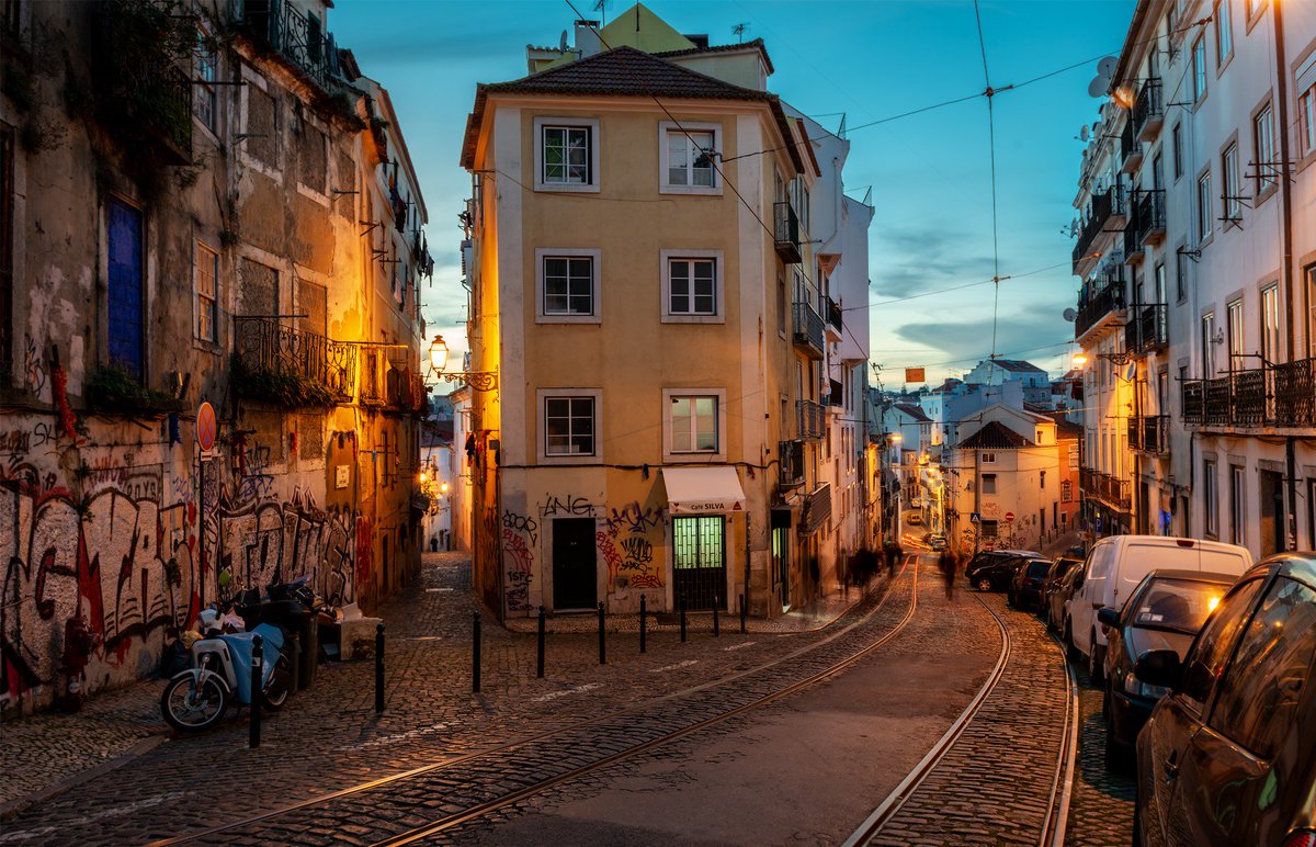 JorgeCarmo9's tweet photo. And so ends another day ... and another week... 🌇🏘️ Wishing everyone a wonderful weekend! // Bom fim de semana a todos! 🙂👍 #Lisbon #sunset #Portugal #TGIF #weekend #travelphotography https://t.co/mx6x17HPV7