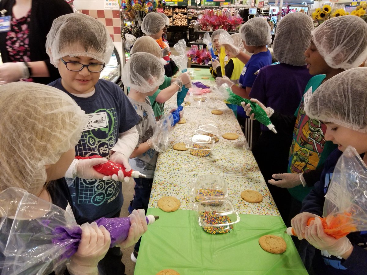 PondSpringsElem's tweet photo. Mrs. Fairbourn's Pastry Chef SWEET Cluster visited HEB today and learned some new skills.  Thank you, @HEB! https://t.co/k4kKwRuYYT