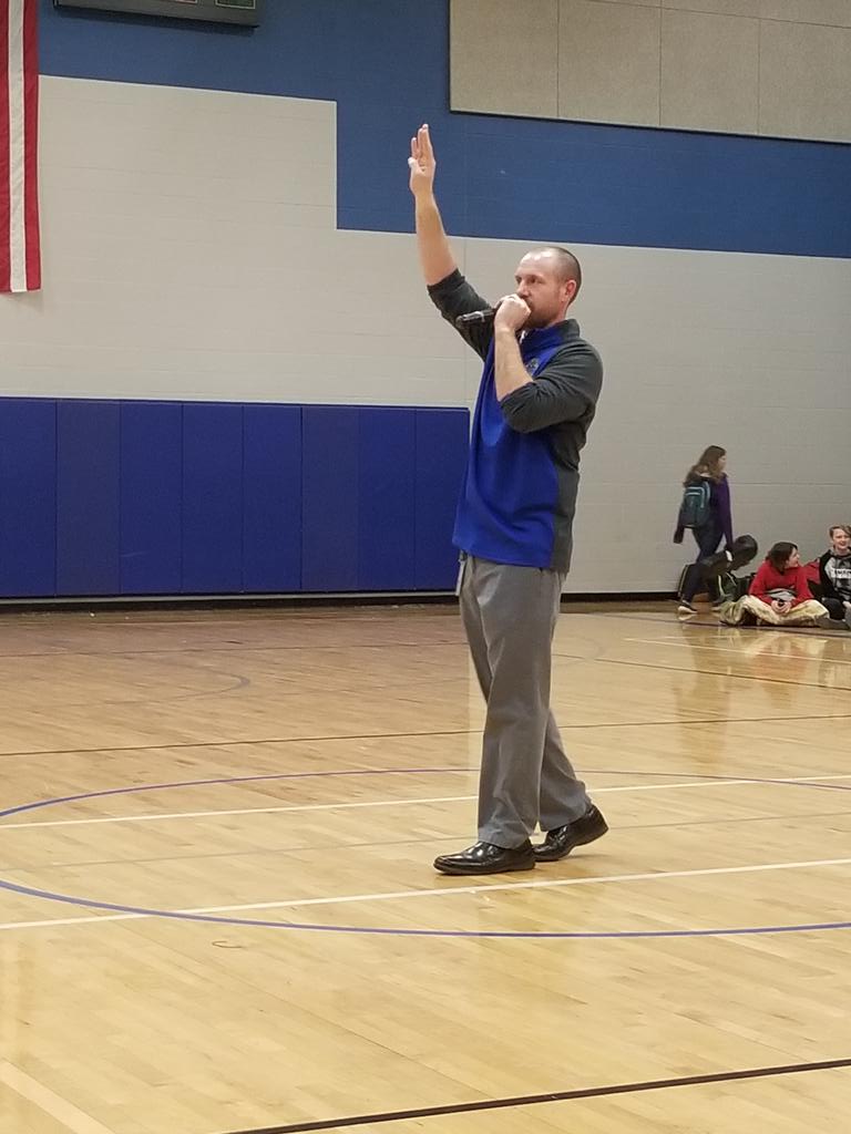 STUCOBingham's tweet image. @BrettPlayter welcoming the
@BinghamBears to the
#springassembly
#BearsRising🐾💙🐻
#kidsdeserveit
#ISDStrong