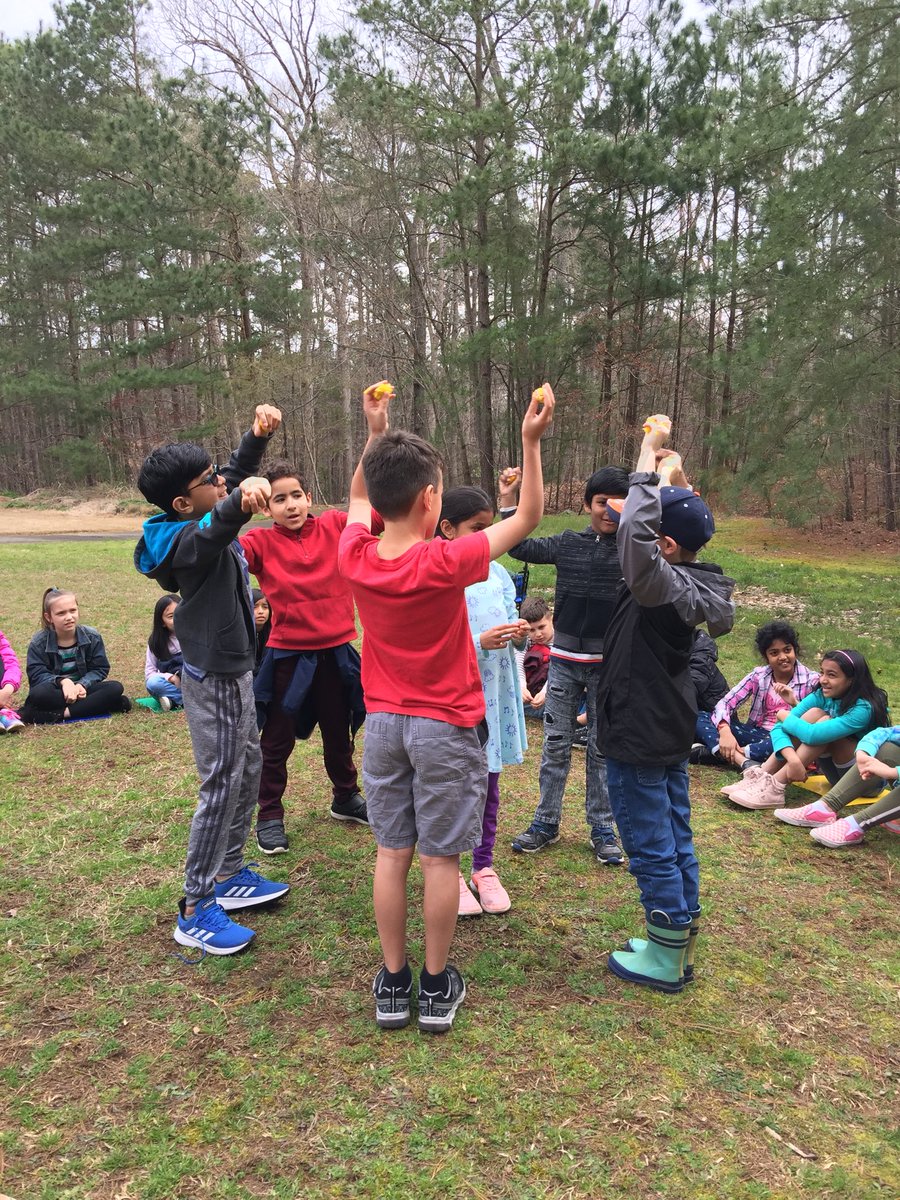 DeniseRCorona's tweet image. Laurel hills park field trip. Learning about the parts of a flower and pollination. ⁦@CarpElem⁩ #thirdgradescience