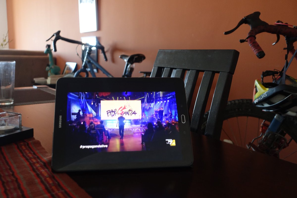Fermi a Città di Guatmala causa tonsillite, ne approfitto per godermi #propagandalive <a href="/welikeduel/">Propaganda Live</a> . Mandate un saluto a chi, come noi, gira il mondo in bicicletta!
