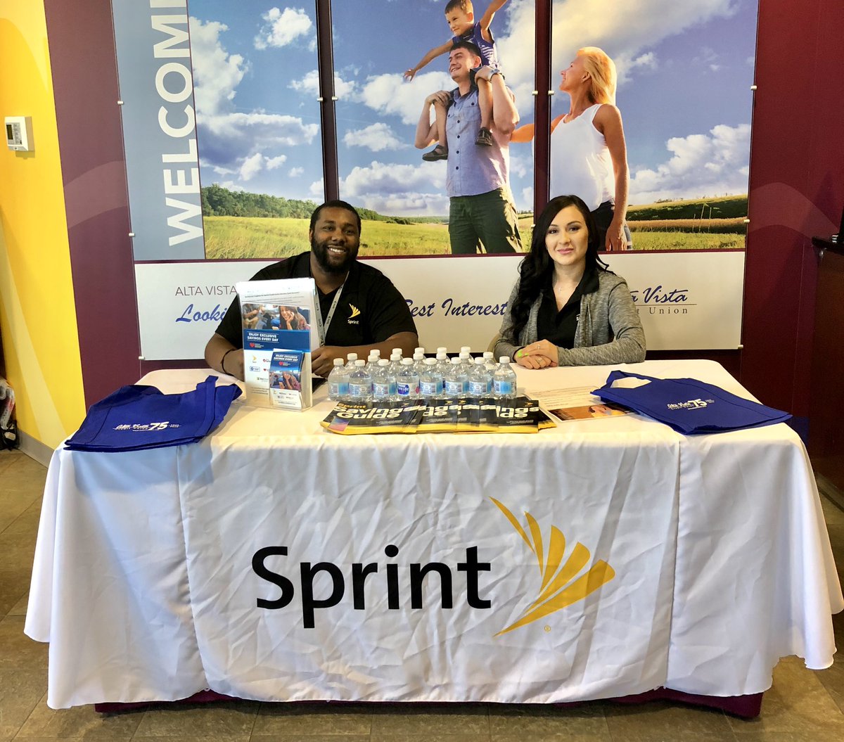 dynisha_perez's tweet photo. Great deals for our Credit Union members, switch to Sprint! #AltaVistaCreditUnion Citrus Plaza 2433 @AbrahamBolanos1 https://t.co/bNgID258h5