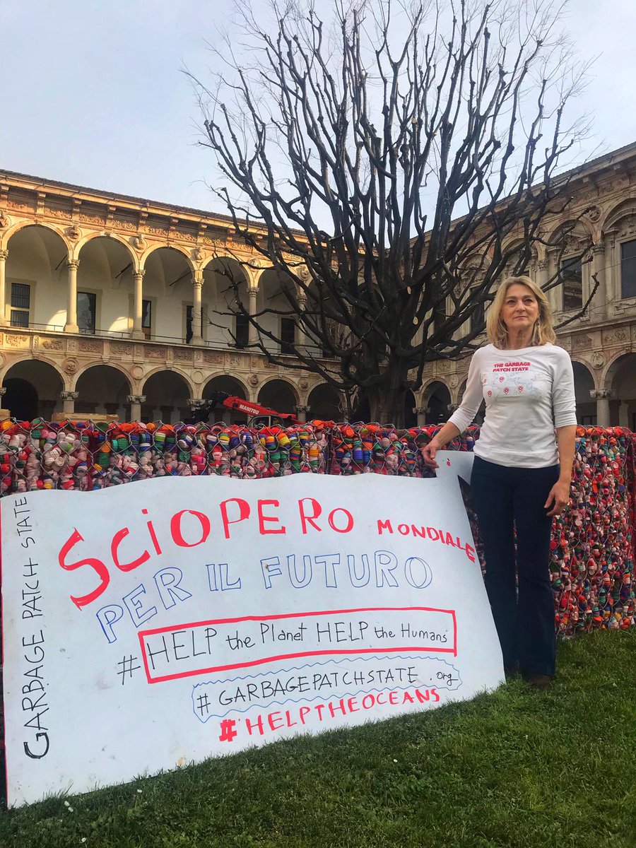 AMB_SEBASTIANI's tweet photo. Dalla manifestazione di #PiazzaCairoli al  #chiostro della #Statale di #Milano dove sta preparando una nuova installazione artistico ambientale #HelpThePlanetHelpTheHumans e  #MariaCristinaFinucci sostiene #FridaysForFuture #15Marzo #arte #laudatoSi #agenda2030 @garbagePatchState https://t.co/Z4RfxjijVx