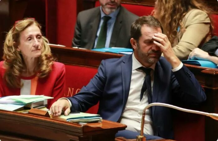 REBELLEetVous's tweet photo. "Alors Christophe, ta femme, elle l a pris comment ? "
-"ta gueule Nicole, ta gueule "
#CastanerChampion #castaner #noto #HeleneCastaner #Emma #closers #GiletsJaunes #antiLBD #MacronCompliceDuPire #Emmagate #OnArrive #16MarsTousAParis #16mars https://t.co/jFEAglU0z8