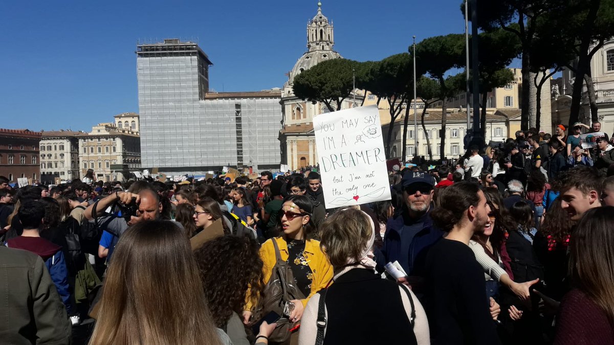 WWF_Roma's tweet photo. BRAVI! @WWF sostiene l'iniziativa di migliaia di giovani in #Italia per spingere i governi a prendere provvedimenti ORA sui mutamenti climatici.@Roma davvero in tanti! ragazze e ragazzi che sono la vera "forza di gravità"del nostro unico #pianeta #ClimateStrike #PandaStrike https://t.co/xxqlL9wT1K