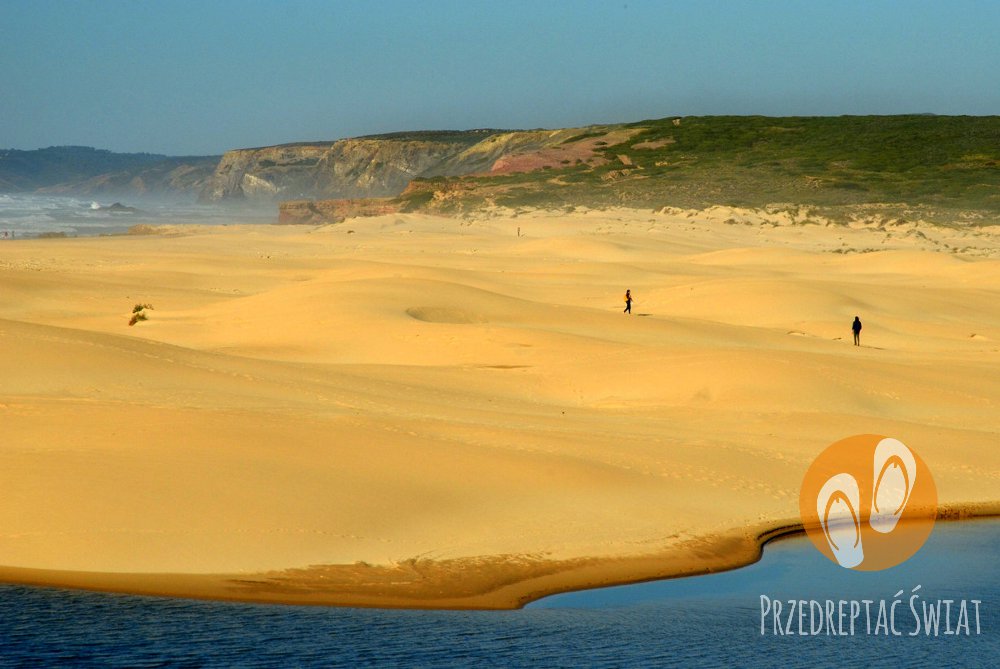 WakacjeiPodroze's tweet photo. Drepczemy sobie grzecznie, a tu za zakrętem...

#ocean #wydmy #plaża #widoki #klify #pustynia #poprostu #Portugalia #IlovePortugal #VisitAlgarve #travelblog #podróż #wiosna #travelphoto https://t.co/5rZwgli82B