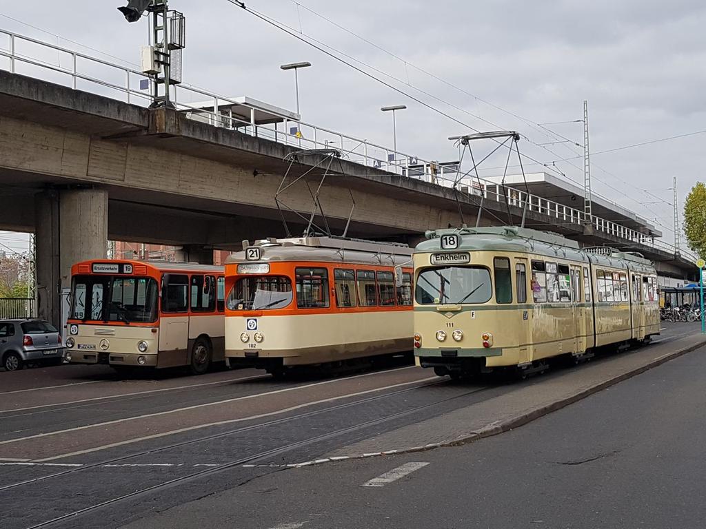 Der O-Wagen (rechts) hat heute Geburtstag und wird 50 Jahre! Wir gratulieren Wagen 110 und 111, auf die nächsten 50 Jahre guten Dienst🎉
PS: Passt auf wenn ihr mit dem O-Wagen nach #Offenbach fahrt, denn eure FVV-Fahrausweise gelten nur bis zur Stadtgrenze!
<a href="/vgf_ffm/">VGF</a> #Jubiläum