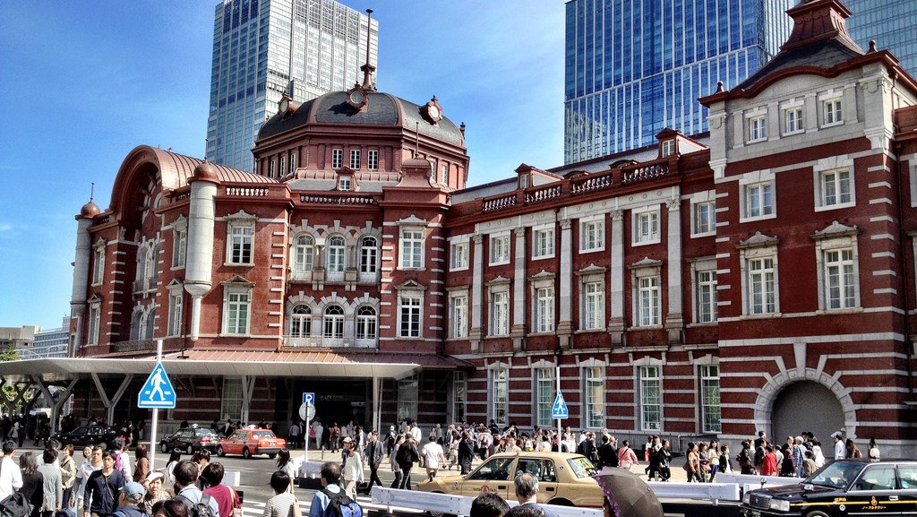 With its distinctive red bricks, #Tokyo Station is easily recognizable, but many may not know that a veritable "city" is hiding just within. It's entirely possible to spend an entire day inside and never leave the station's walls! bit.ly/2uitJKl

📸Karl Baron