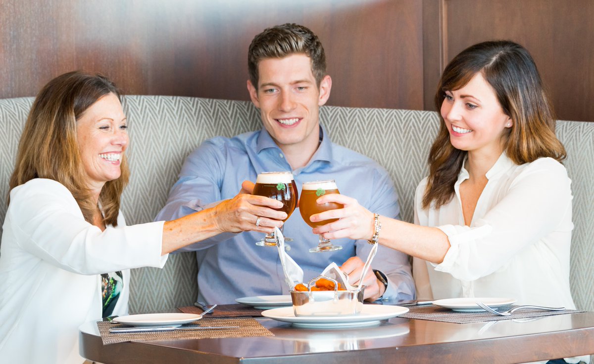 Guess what time it is!? HAPPY HOUR 🍷 🍺 Join us from 2pm to 6pm, as well as tonight from 9pm to 11pm for Late Night Happy Hour!!! 🌙
.
.
.
#gethappy #itshappyhour #friyay #cheers #TGIF #lager #paleale #wine #appys #tsawwassen