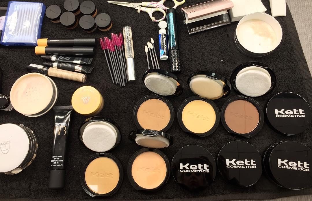 kettcosmetics's tweet photo. #KettonSett with @makeupbylaurelelizabeth - Used these amazing @kettcosmetics powders on set today!!
.
.
#kettcosmetics
#kett
#FixxPowder
#KettLove
#veganmakeup
#HDmakeup https://t.co/kudxk7gM3e