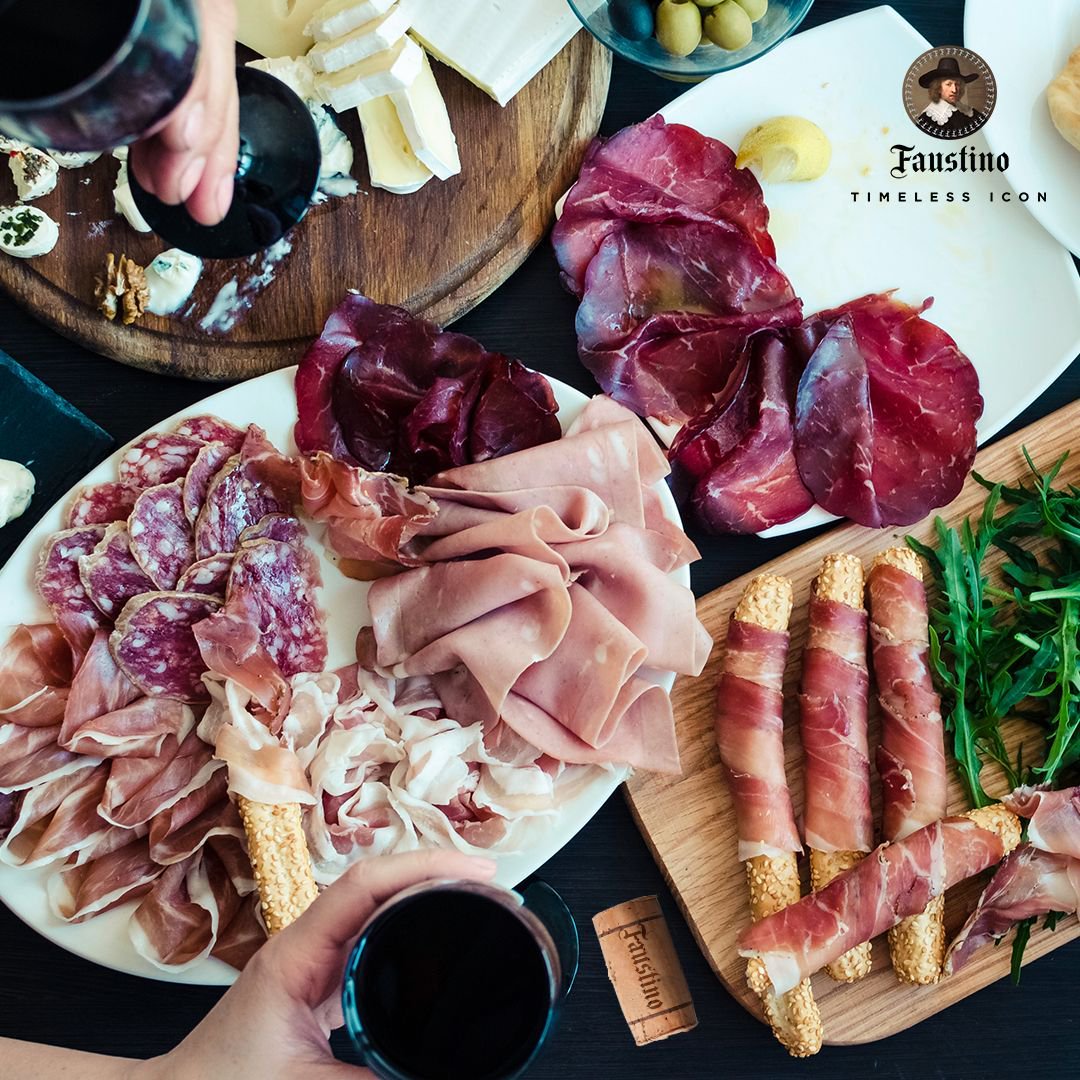 The recipe for an ideal weekend for any #winelover: friends, food, and a glass half full. Cheers!