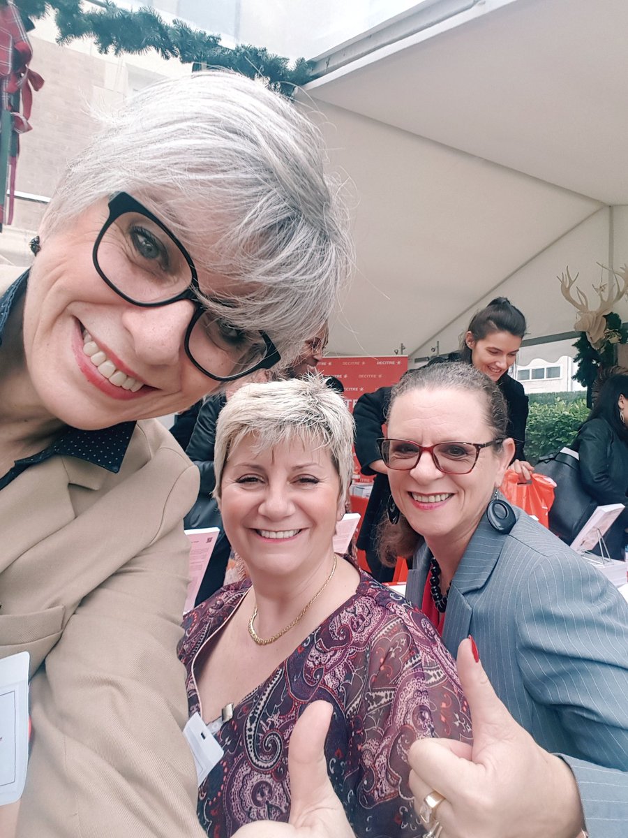 ladyrezo's tweet photo. #TLTDGirls sur #experientielle ! Une dedicace, une animation, une conference, du #networking...tout ce qu'on aime ! cc @PascaleJOLY @bibapedron @EtTuDecides #TLTD https://t.co/2X3jy4bQDp