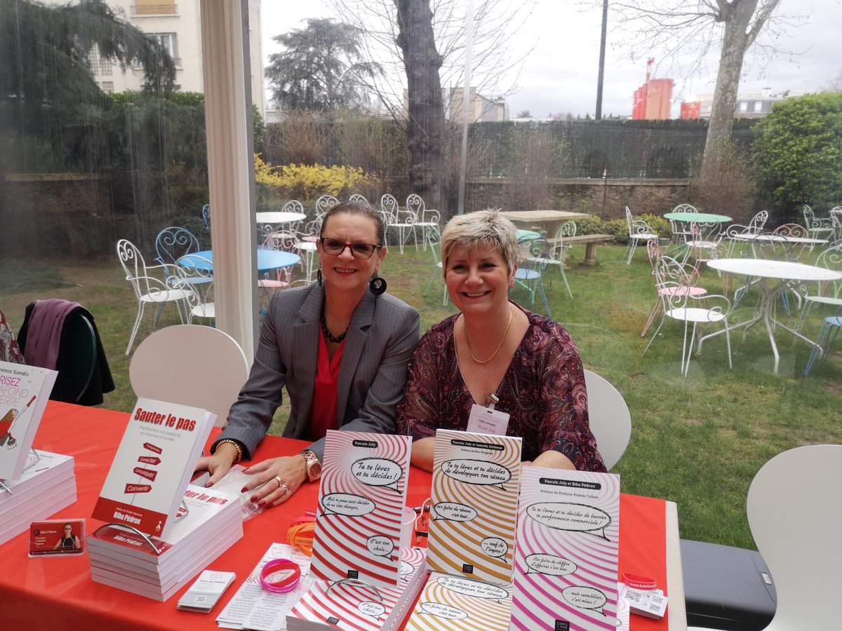 ladyrezo's tweet photo. #TLTDGirls sur #experientielle ! Une dedicace, une animation, une conference, du #networking...tout ce qu'on aime ! cc @PascaleJOLY @bibapedron @EtTuDecides #TLTD https://t.co/2X3jy4bQDp