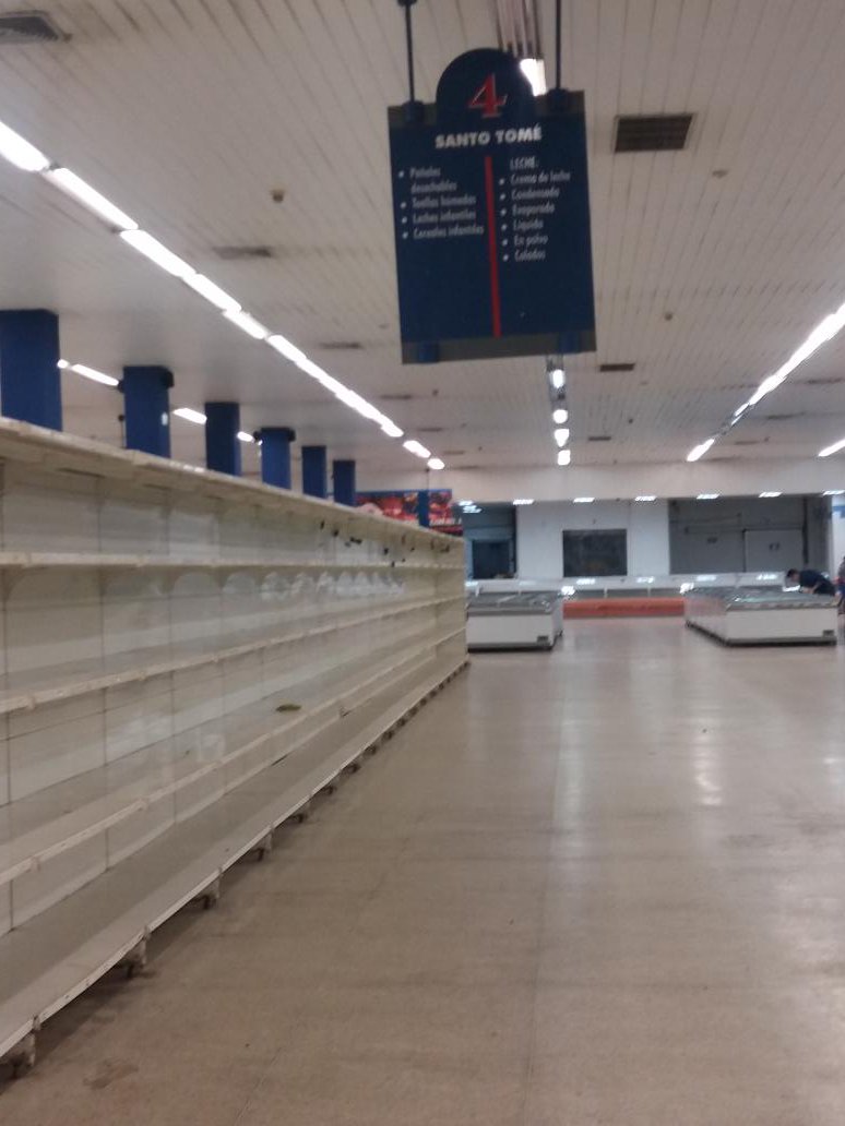 soydesireelugo's tweet photo. Increíble que el Santo Tomé fue uno de los supermercados más surtidos y grandes de Puerto Ordaz, pero ahorita está así https://t.co/ZWfmqhdMPq
