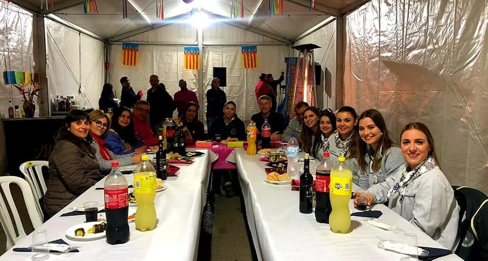 AC_Falla_la_Mar's tweet photo. Anit varem rebre la visita de la  Fallera Major , la Cort d'Honor, el president de la federació de falles i l'alcalde  d'Oliva . Un plaer compartir taula i companyia. #Fallas2019 #Falles19 #Fallas #Falles2019 https://t.co/2AY5AQ3l6W