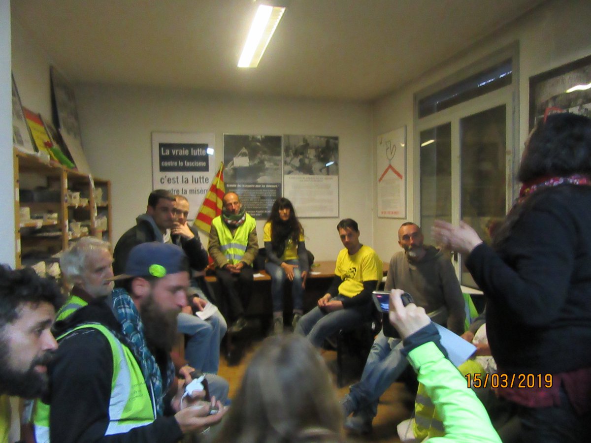 Val_Moncourtois's tweet photo. Accueil des marcheurs gilets jaunes du Sud Est à #Villejuif, Merci à l’ #APEIS https://t.co/qQotoIo892