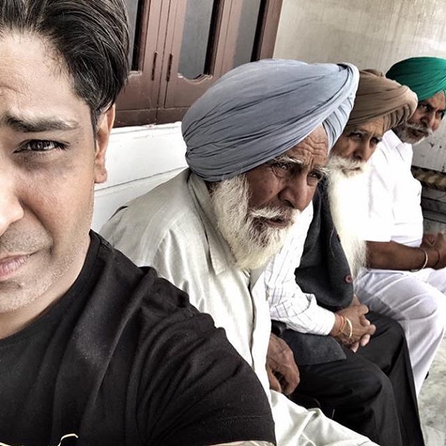 MrSatMann's tweet photo. Only one person interested in a selfie.
I’m obviously missing something going on to the left of me 🤷🏽♂️
#missingreallife https://t.co/v8CMxPzUzx https://t.co/kdT2bk3IG2
