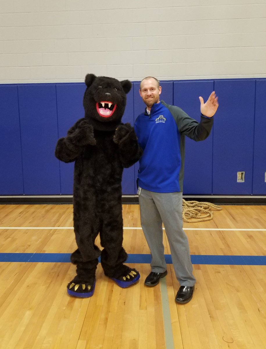 STUCOBingham's tweet image. @MitchemsMemos emcee &amp;amp; @STUCOBingham co-sponsor,
@BrettPlayter and
Bernie the Bear, Will G.
@BinghamBears
#springassembly
#BearsRising🐾💙🐻
#kidsdeserveit
#isdstrong