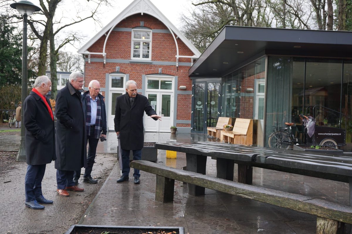 AndriesHeidema's tweet photo. Als kersvers lid van het Comité van Aanbeveling van het #VanHeekPark @Gem_Enschede hartelijk ontvangen en rondgeleid door dit groene #Rijksmonument @JanBron Aanrader: het beroemde #Appelgebak van #Wattez @aveleijn https://t.co/HBbYRUT7DT