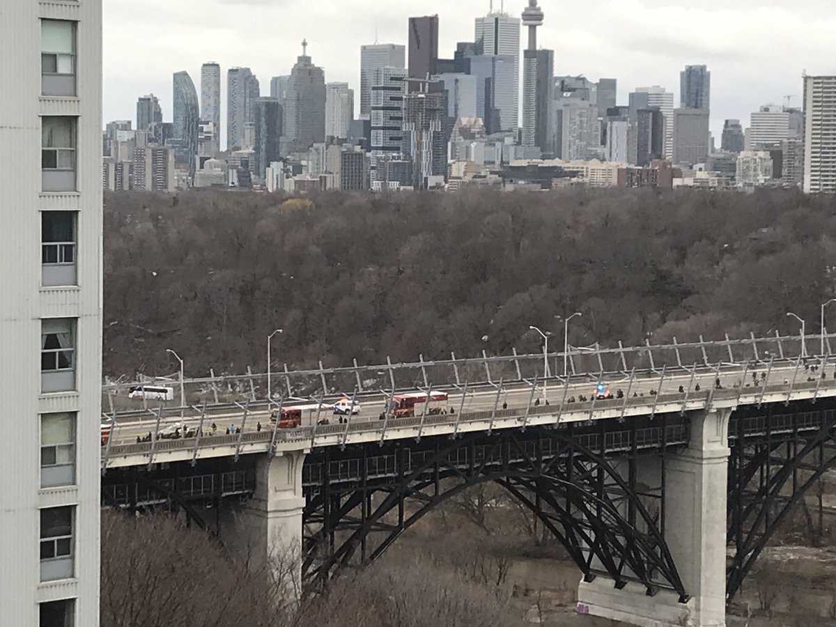 hammy2u's tweet photo. #Bloorviaduct #dvp both ways are shut down. Looks like  #TTC #Subwayshutdown too https://t.co/3B9M4YbkZT