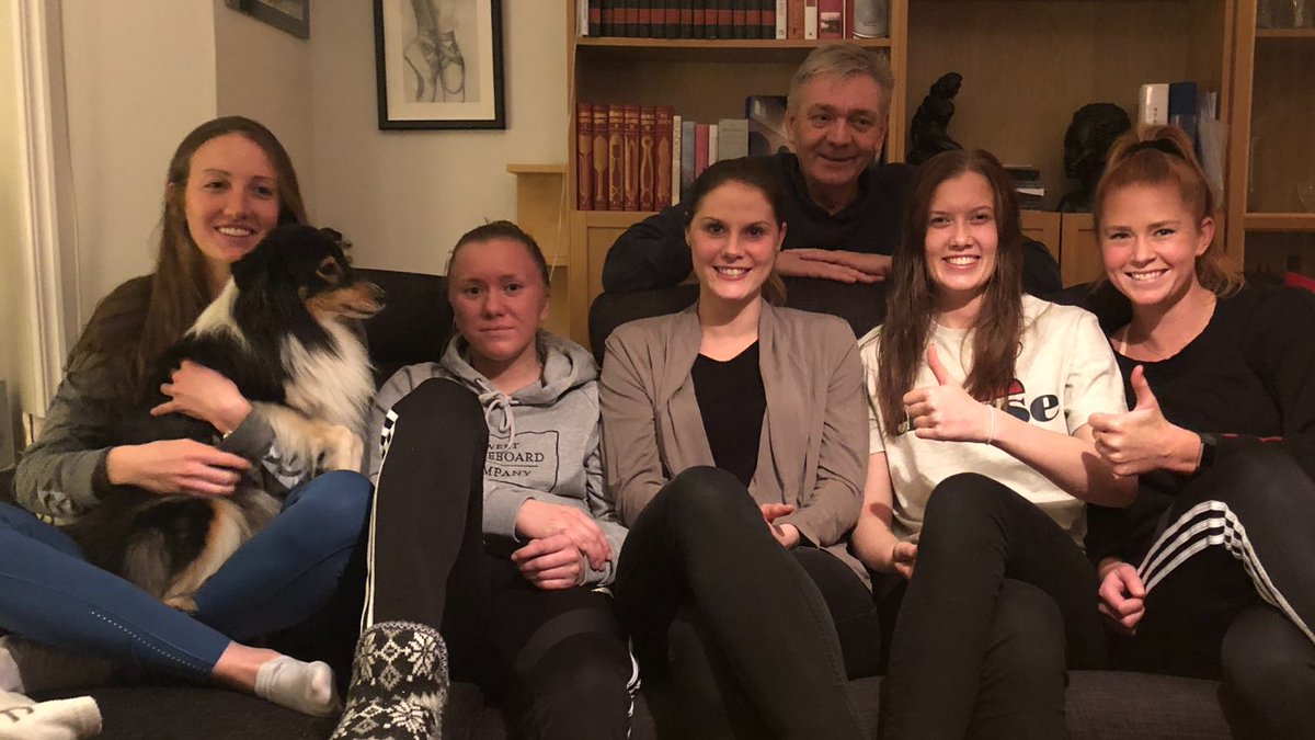 Verywellner's tweet image. LFK dam laddar upp inför helgen match med Tacos hos mig! ...och dom är laddade! Bättre och hetare soffa än PP’s Mello-soffa! I morgons smäller det!