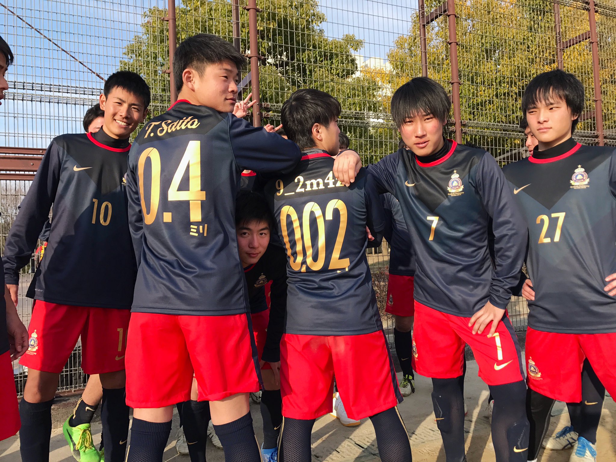 ナガオカスポーツ 卒業された向陽高校サッカー部のみんな 記念にユニフォームを作ってくれました 写真は先月のナガスポカップに出場してくれたものです ナイキでネイビーとレッドでカッコイイ仕上がりです ちょっと遅くなったけど卒業おめでとう