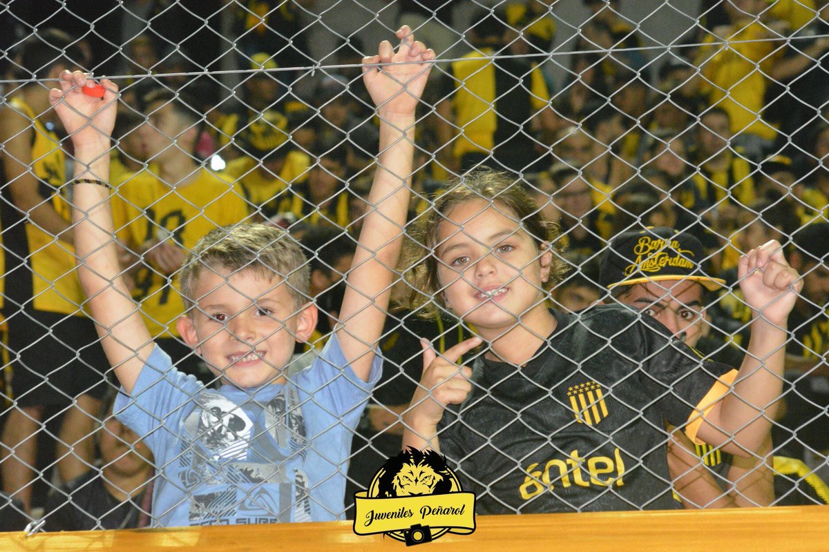 La escuelita de <a href="/FutbolSalaCAP/">PEÑAROL | Fútbol Sala</a> presente en el CDS !!! #SiempreATuLado 🌕🌑
📷 <a href="/CAPJuveniles/">Juveniles Peñarol</a>