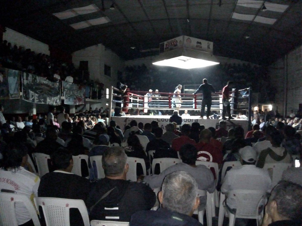 vascoG10's tweet photo. Gran convocatoria del Festival de Box Amateur "Noche de KO" en el club San Martín con los mejores boxeadores de las @EscMuniBoxSalta #UnionProvincialBox #FeSalBox Más de 1200 personas fueron testigos del primer festival del 2019. A Boxearr https://t.co/5LaLspv5Z8